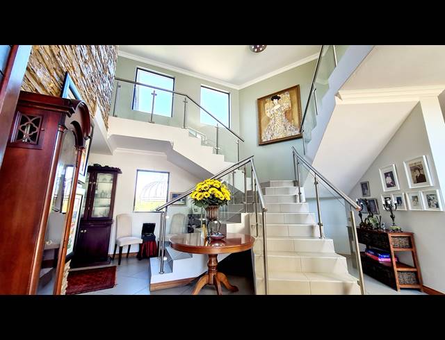 5 BEDROOM HOUSE FOR SALE IN LEEUWFONTEIN ESTATE